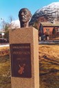 I 1998 vart ein minnestein over Anders Viken avduka på Skei i Jølster. Øvst på steinen ser vi bronsebysta som Olav Dag Viken har laga. På bronseplata på framsida av steinen står det: Tonekunstnaren Anders Viken 1898 - 1977. Nedanfor teksten er det laga eit relieff av ei fele.
