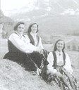 Anna Stang og døtrene Malmfrid og Ragnhild.


