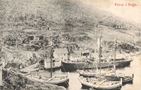 Frå Osen i Feios kring 1910. Fylkesbaatane sitt ruteskip D/S "Firda" ligg ved kai og fire jekter ligg fortøydde. Det var minst to offentlege fortøyingsboltar i berget nærast på biletet. No er jektene borte i Osen, men båtfesta er der framleis.