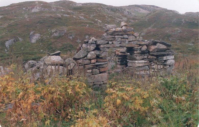 Steinsel på Fremre Ljøsndalen. Store steinheller og regelmessig stein, tyder på at det har vore lagleg stein i nærleiken.
