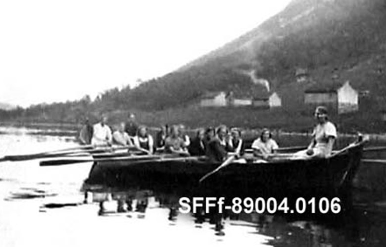 Bilete av Traudals-storebåten teke i 1935. Båten på biletet vart bygd i 1908.  Sekskeipingen er ein stor Nordfjordbåt, og vi ser at båten flyt lett på vatnet, sjølv om det er mange menneske om bord.
