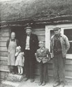 Den siste husmannen på Halabrekka var Henrik Johannesson (1880-1960), lengst til høgre på biletet. Her står han framfor stova på plassen i lag med Anna Andersdotter (1872-1967), som stelte for han og borna etter at kona Durdei døydde. I midten står Ola Elvestad med to barnebarn.
