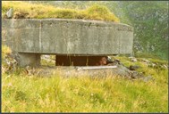 Bunkeren som vart nytta til kommandoplass og eldleiing, låg på oversida av vegen med god utsikt utover heile Vanylvsfjorden.