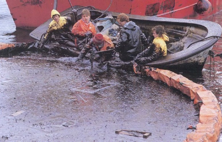 Lasteskipet "Mercantil Marcia", som grunnstøytte ytst i Sognefjorden i september 1989, hadde forholdsvis lite olje om bord. Men på grunn av svært dårleg vêr fekk ein ikkje samla opp oljen frå sjøen, og mykje av han nådde land.