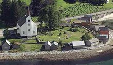 Selje kyrkje ligg tett ved båtnausta ved enden av Seljesanden, med Stad og storhavet like ved. 
