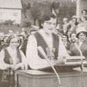 Amanda Igland, formann i Bremanger Fiskarkvinnelag, skipa 1959, heldt tale ved kyrkja i høve avdukinga av fiskarmonumentet. Det var Amanda Igland som kasta fram tanken om å reisa eit minnesmerke, og som også var den drivande krafta i arbeidet med å få det reist.