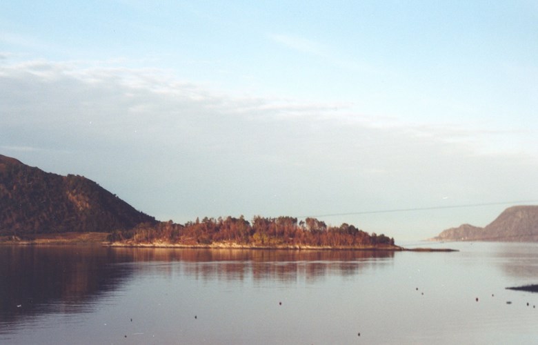 Ersholmen sett frå fastlandet med øya Selja i bakgrunnen til venstre og Stadlandet til høgre.
