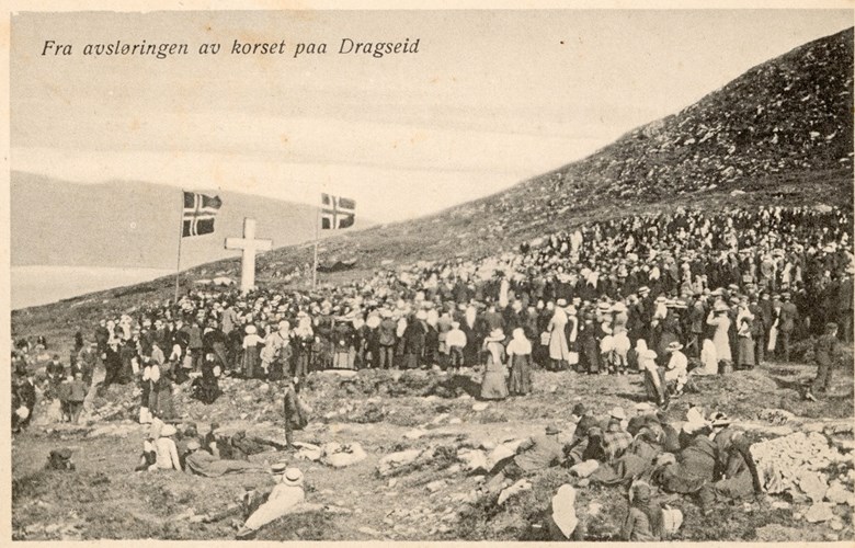 Frå avdukinga av steinkrossen på Dragseidet i 1913.