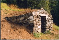 I 1999 vart kornturka restaurert av Vik Historielag. Her ser me resultatet før dør var sett i, og før ein hadde sådd på taket.