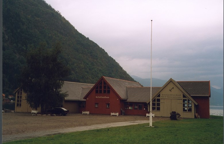 Kristianhus Motormuseum ligg heilt nede ved Sognefjorden. I bygget er det og turistkontor. Museet er bygt opp kring båtmotorar samla av Kristian Otterskred. I tillegg til motorar er det og nokre båtar og utstyr.
