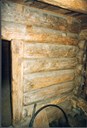 Ein vegg inne i bua. Tømmerstokkane har avrunda form og er føydde svært fint saman. Dette vitnar om solid handverk.
