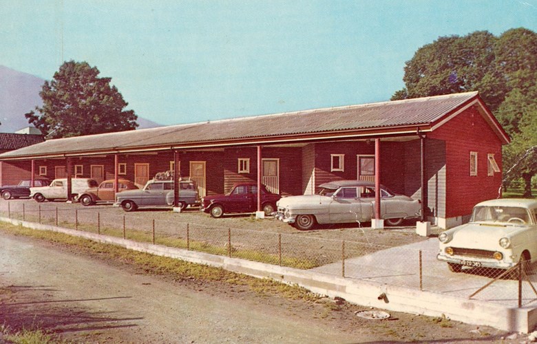 Hopstock motell, her frå eitt av dei fyrste åra motellet var i bruk. Cadillacen til hotelleigar Mons Thorsen står i motellhusværet lengst til høgre.