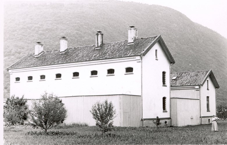 Fengselet i Vik, bygt i 1864, var 136 år gamalt i 2000. Fengselet er umoderne og har vore nedleggingstrua. Vik kommune arbeidde på 1990-talet for å skaffa midlar til modernisering, ikkje minst for å halda på kjærkomne arbeidsplassar.