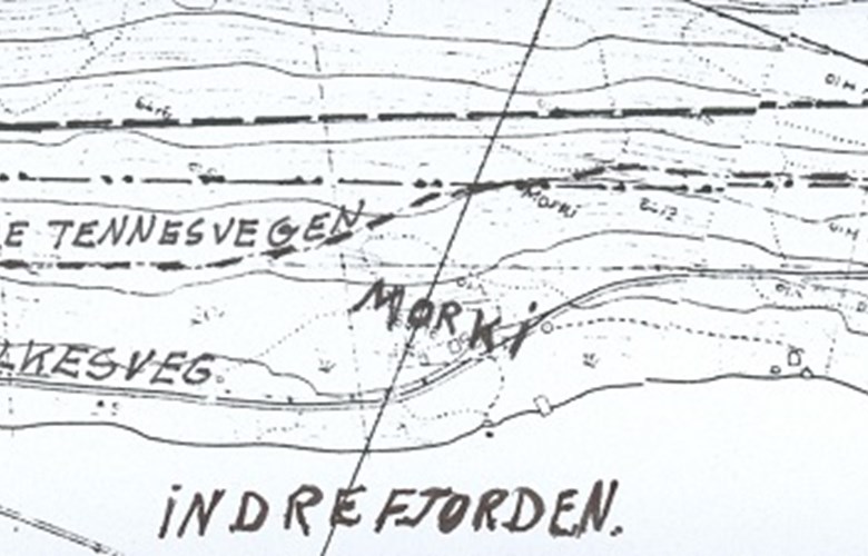 Kart som viser kvar vegen går. Tennevegen går gjennom tunet i Kråna på Nese, og er om lag 2 km lang. I dag er vegen noko avkorta i begge endar. Høgste punktet på vegen er ved inste Okslereset, 92 m o.h.