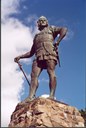Fridtjov den frøkne ruvar i landskapet på Vangsnes, statua er 12 m høg og sokkelen er 10 m høg. Statua er ei gåve frå keisar Wilhelm II og vart avduka 31. juli 1913.