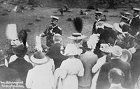 Ein blid keisar Wilhelm II to meter føre kong Haakon. Tidlegare statsminister Christian Michelsen var òg til stades i 1913. Etter avdukinga var det gallamiddag om bord på keisaryachten "Hohenzollern".