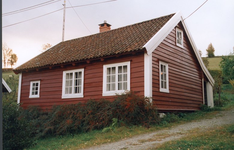 Bilettekst: Det gamle gjestgivarhuset på Vangsnes. Huset har ein etasje og er heller lite. Huset vart truleg nytta både til overnatting og til handel. Huset er godt vedlikehalde.