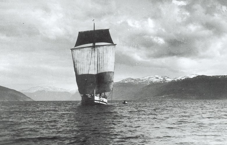 Sognejekta "Vangsstjerna" for fulle segl utanfor Vangsnes. Jekta var eigd av Lasse Ellendsen Vangsnes. Jekta har toppsegl, skumfar og to bonnett.