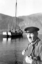 Ingebrikt Ligtvor Vangsnes (1875-1950), Ligtvor-Ingebrikt, var ein av dei siste jekteskipparane i Sogn. Her ser me han med "Nordstjernen" bak.
