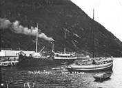 Gamal og ny tid møtest i Vik ca. 1915. "Kommandøren" ved kai og sognejekta "Britannia" ligg fortøydd ved dampbåten. "Britannia" var bygd i Kråkesteinsfjøra ved Djuvik i 1902 og lasta 100 famner ved. Eigar var Per T. Hovland.