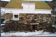 Steinhuset på Lunde slik det såg ut i 1997. Opphavleg var taket heilt nedpå muren, men no er det trevegg oppå muren. Nokre steinhus har stein heilt oppunder mønet i gavlen, men slik har det aldri vore på Lunde.