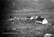 Øvste Jordalen 1948 med sela til Nils Bjørnetun, Oddmund Hauglum og Olav P. Bøthun. Det er kveldsmjølkinga som pågår. Bak ser me Stovefjellet.