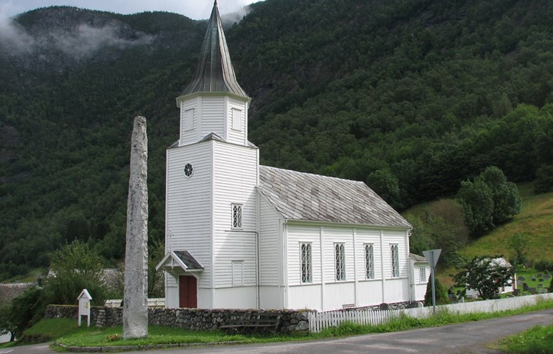 Minnesteinen attmed Fresvik kyrkje ragar rundt sju meter i veret.
