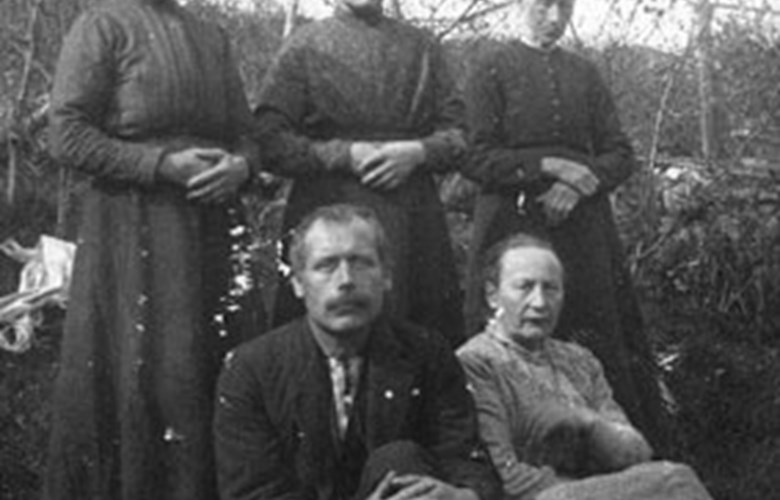 Lina Botolvsdtr. Lagmannsås (1865-1934) mista mannen og eine sonen i snøras i 1914. Her står ho i midten bak, dei andre er naboar. Framme Per O. Hatlelid (1877-1956) og kona Ragnhild Johannesdtr. Hatlelid (1866-1965). Bak står Brita Hansdtr. Øyri (1855-1947), Lina og Dordei Hansdtr. Øyri (1843-1929). Biletet er teke i Hatlelid.