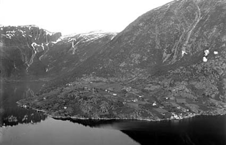 Oversiktsbilete over Nese i Arnafjorden der skreda i 1811 kravde 45 menneskeliv. Dette er den ulukka i Vik som har kravd flest menneskeliv.
