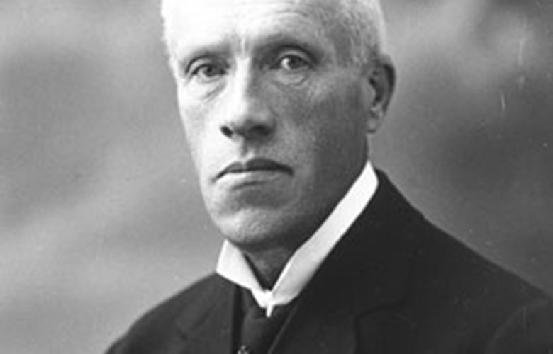 Anders J. Nummedal (1867-1944), landskjend arkeolog. Namnet hans er særleg knytta til oppdaginga av Fosna- og Komsakulturen. Nummedal var lærarutdanna, men hadde frå 1922 ei personleg konservatorstilling ved Oldsaksamlinga, Universitetet i Oslo.