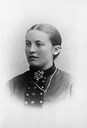 Kjerstina Vangsnes (1867 - 1915), landskjend kunstveverske frå Fresvik. Mange av teppa hennar vart selde ut av landet.
