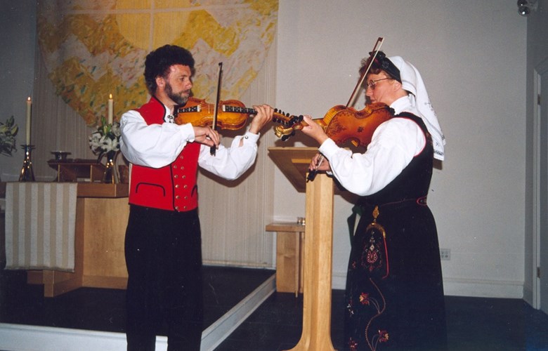 Leikny Aasen og Vidar Underseth spelar Brureslått etter Edvard Staumen, Solund, i Den norske sjømannskyrkja i New York. Det var i august 2000 i samband med gudsteneste.
