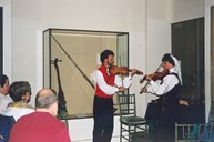 Blant stradivariusar og ei mengd ulike instrument frå all verdas kantar har Leikny Aasen og Vidar Underseth konsert på Metropolitan Museum of Art i New York.
