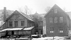 Dale Kloggfabrikk vart skipa i 1899. I starten var det 8 tilsette. Dei fyrste åra produserte dei berre kloggar.
