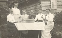 Stølsjenter på Eidestøylen med rømmeask på bordet. Frå venstre Ågot Råd, Astrid Eide, Maria R. Eide, Katrine A. Eide, Maria Roti og Larsine Eide Lote.
