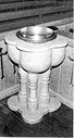 Døypefont frå mellomalderen er av kleberstein med innebygt piscina. Dåpsfatet i tinn er laga av Berendt Grøning, dåpsmugga er også i tinn, begge er truleg frå 1787.
