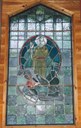 I dei to vindauga i koret er det to glasmåleri med motiva "Korsfestelsen" og "Oppstandelsen". Desse er laga av Ruth Rognaldsen. Her ser vi "Oppstandelsen" som er i vindauga til høgre for alteret.
