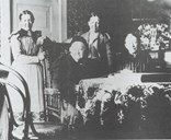 Edle, Tea, Marie og Barbra Landmark. Marie Landmark (1845-1935) dreiv saman med søstera Barbra (1838-1904) ei liten husmorskule på Leitet i perioden 1883-1893.