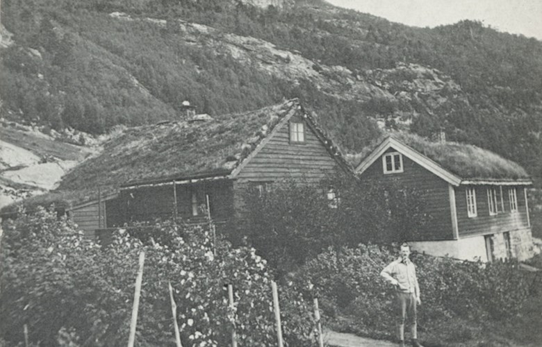 Den gamle tømmerstova på Gjølanger slik den såg ut då Erik Grant Lea og familien kom flyttande dit. Det nye huset vart seinare bygd rundt det gamle.
