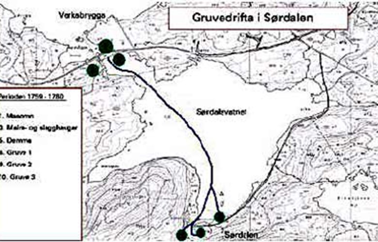 Kartet syner området rundt Sørdalsvatnet der det har vore gruvedrift i tre ulike periodar. Først frå 1759 til 1780, så frå 1864 til 1886 og sist frå 1907 til 1909. I tillegg nytta tyskarane noko av malmen under andre verdskrigen.