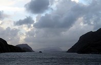 Den indre skipsleia går gjennom Krakhellesundet mellom øyane Losna (aust) og Sula. Utsyn nordover med Seglsteinen å sjå til midt i leia.