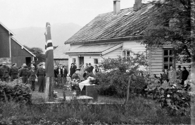 Mykje folk var samla i "Nilstunet" på garden Indre Årdal, på avdukingsdagen 5. juli 1964.
