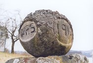 Den runde steinen oppå har innskrift på dei same "sidene" som "kroppen". Bokstavane W.P.S. (Wald P. Skaaden og årstalet 1916 er tydelege.