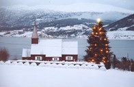 Gamle Gimmestad kyrkje i desember 2001. I bakgrunnen Vereide.
