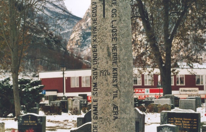 Den vel to meter høge minnesteinen på fellesgrava over dei som tidlegare låg gravlagde under golvet i Vangen kyrkje.
