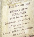 Innskrifta på minnesteinen over Andrias Bryn Gudvangen.