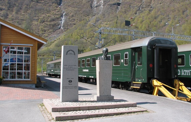Minnestøtta av fylkesmann Christensen, reist 1982,  står mellom jernbanestpora og jernbanemuseet. Attmed står ei minnestøtte, reist 2005, til heider for dei som bygde Flåmsbana. 