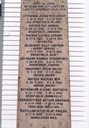 Teksten på minnesteinen, med namna på ti personar frå Fjaler som omkom under andre verdskrigen.
