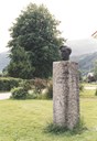 Jakob Sande-æresminnet i Fjaler er ein skulptur på ein to meter høg sokkel.

