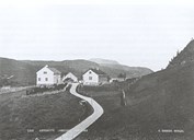 Postvegen gjekk over Langeland og vidare til Førde. Slik såg tunet på Langeland ut i 1882. Då gjekk vegen gjennom tunet. I huset til venstre var det skysstasjon med overnatting og matservering.
